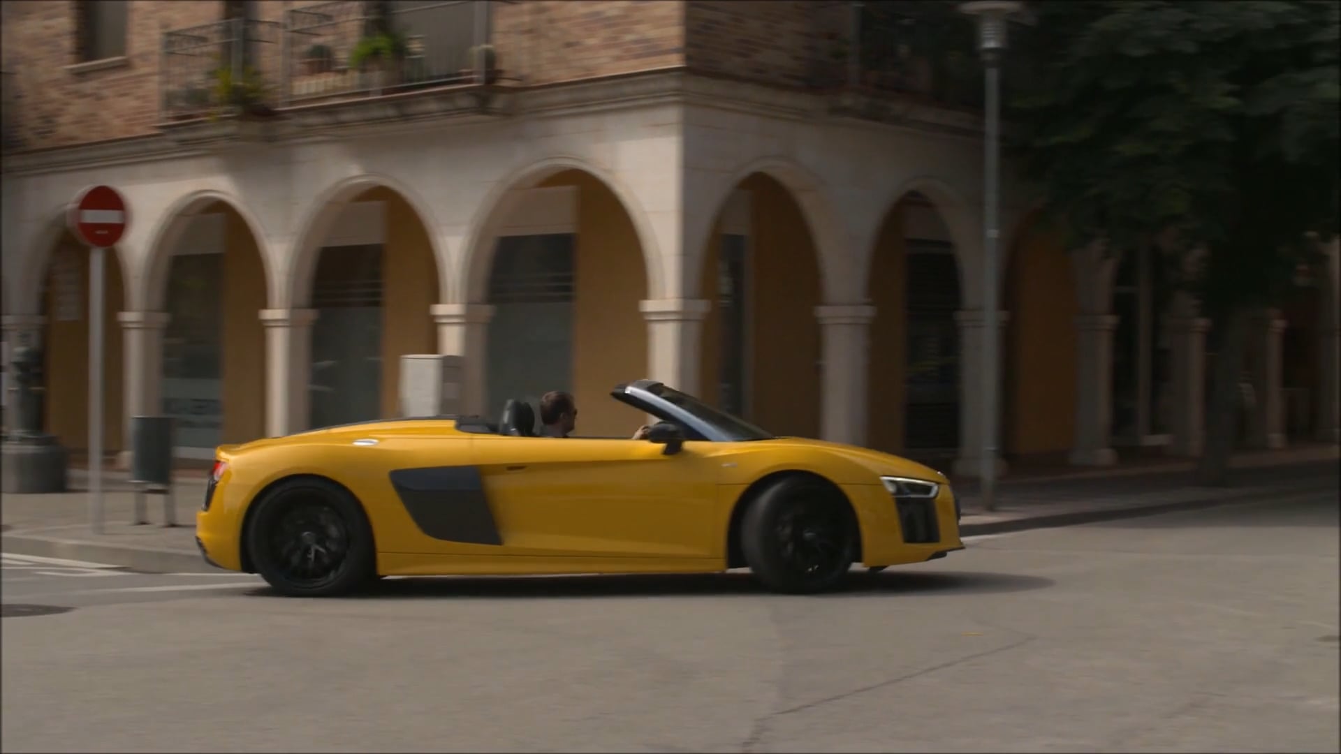 Overview: Audi R8 V10 Spyder (Yellow)